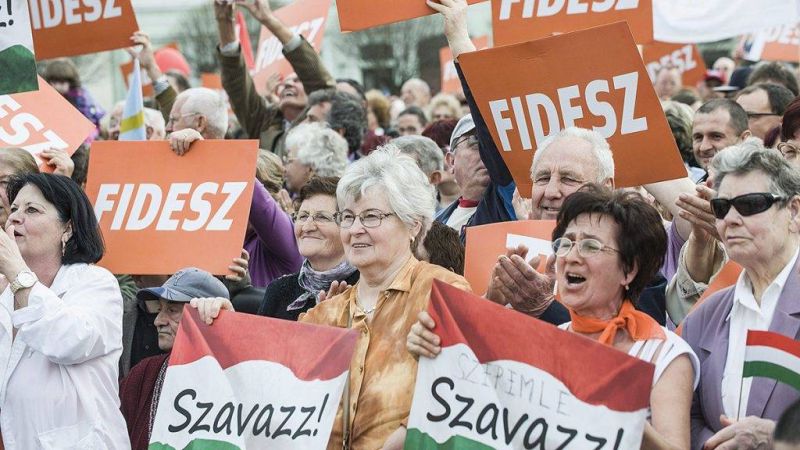 Még mindig nagyon népszerű a Fidesz, a DK az ellenzék legerősebb pártja