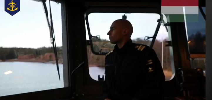 A finn haditengerészet magyarul kívánt boldog karácsonyt – videó