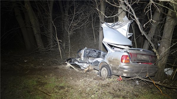 Leszakadt az autó teteje – halálos baleset történt Nagyrévnél