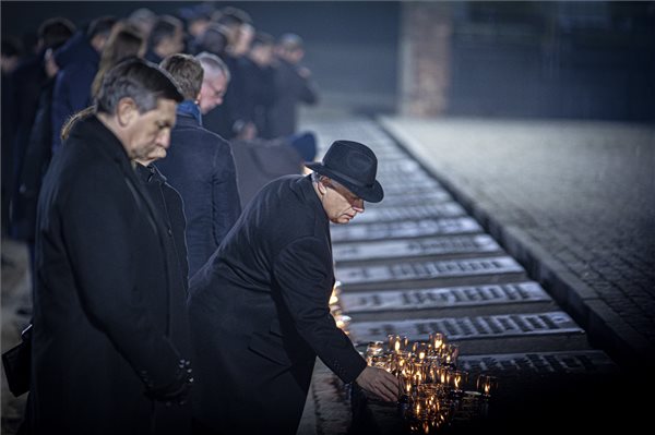 Orbán Viktor Auschwitzban, feleségével együtt emlékezett a holokauszt áldozataira
