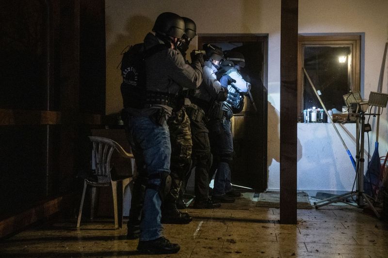 Mezítláb, hóna alatt a kábszival próbált menekülni a rendőrök elől a drogkereskedő – videó