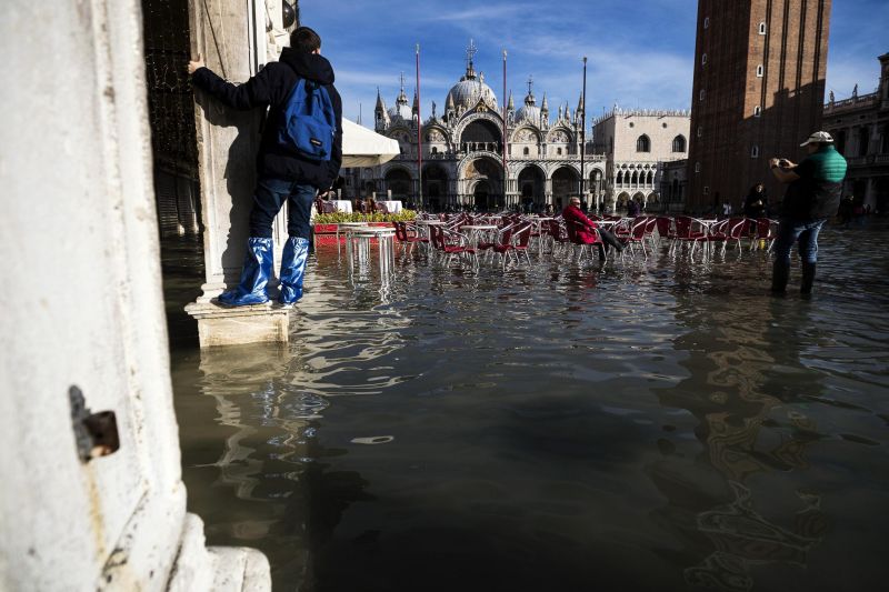 Semmi sem jó – most épp túl alacsony a vízállás Velencében