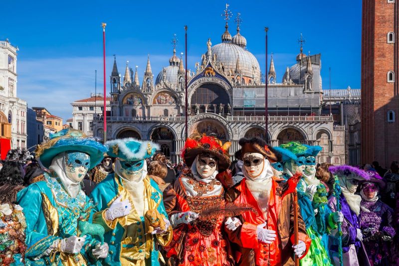 Turisták számolnak a karneváli forgatagban
