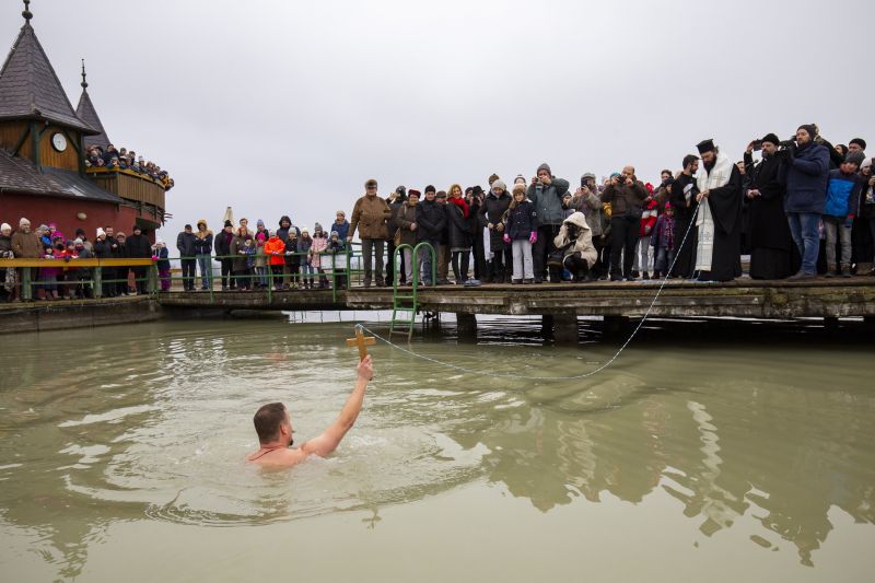 Menő: a fagyos vízbe merülve szentelték meg a Balatont