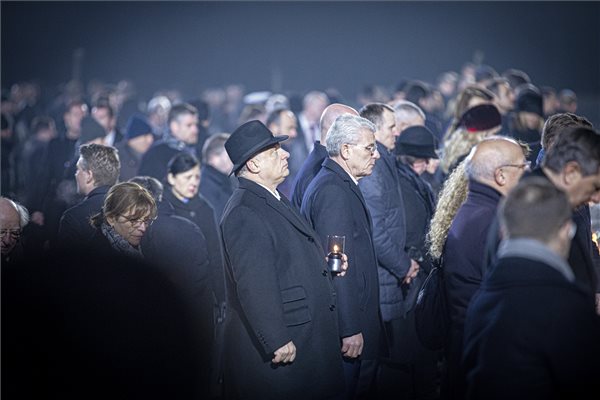 Orbán Viktor Auschwitzban, feleségével együtt emlékezett a holokauszt áldozataira