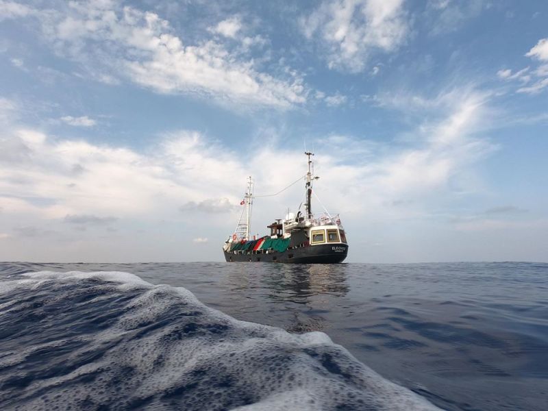 Háromszázezer euróra bírságolták egy migránsokkal olasz felségvizekre úszó hajó kapitányát