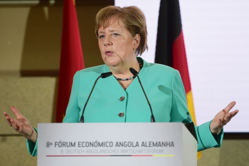 Balhé a német kormánypártnál: visszalépett Angela Merkel utódja