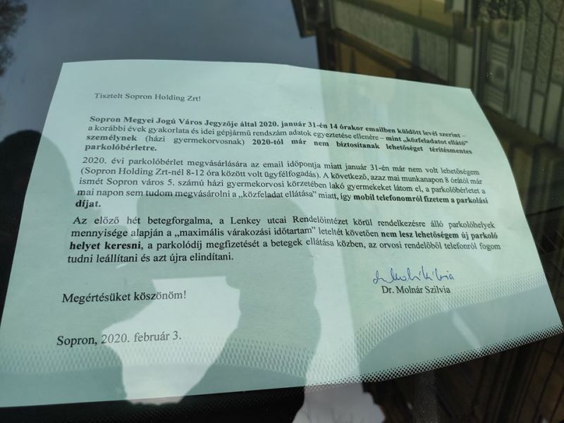 Már nem jár az ingyen parkolás a soproni gyermekorvosnak, szélvédő mögé tett cetlivel üzent