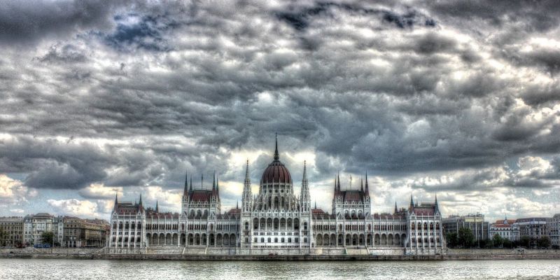Koronavírus: összeül a magyar parlament 