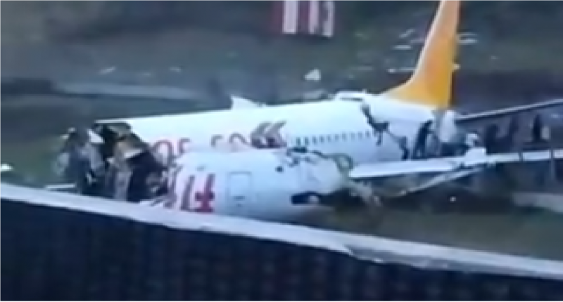 Kettétört egy repülőgép az isztambuli reptéren