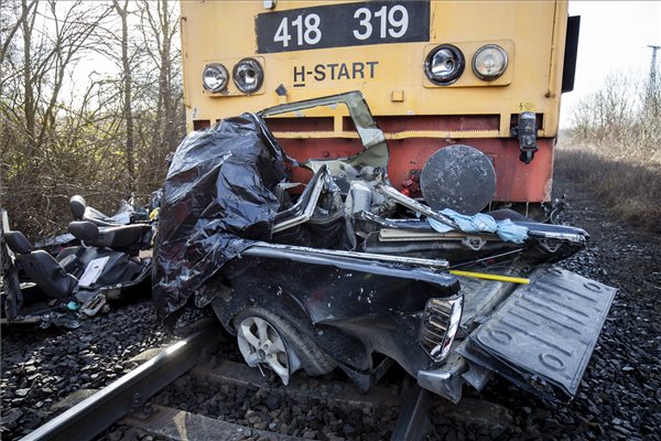 Autó ütközött vonattal Nagykanizsán, egy ember meghalt