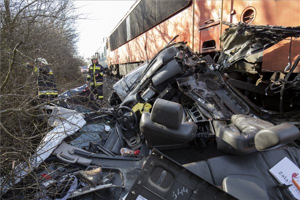 Autó ütközött vonattal Nagykanizsán, egy ember meghalt