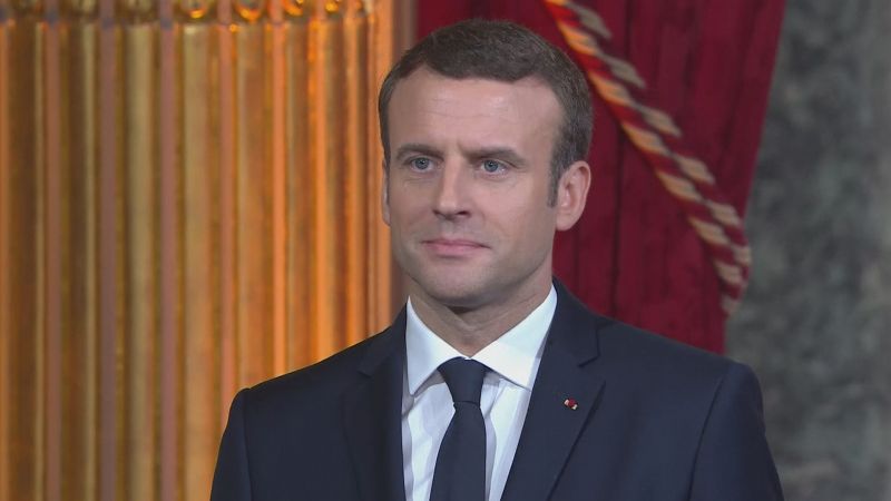 A francia elnök szerint nyakunkon a válság