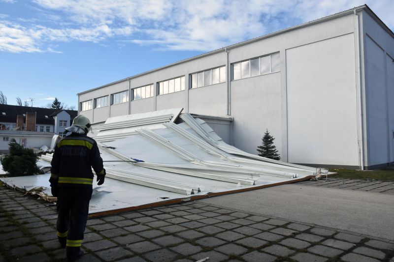 Rémisztő felvételek: durva károkat okoz a szélvihar Magyarországon