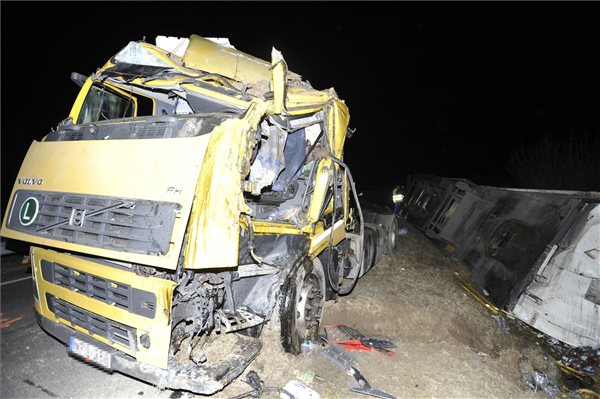 Meghalt egy kamionsofőr az M5-ös autópályán