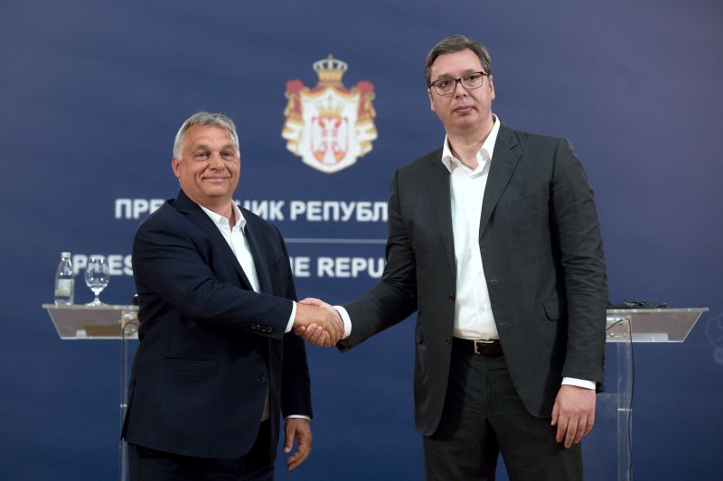 Csütörtökön Orbán a védekezés miatt nem ment Brüsszelbe, pénteken Belgrádba ment és a sportról tárgyalt