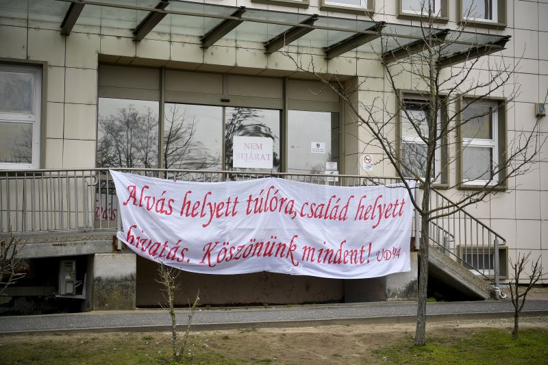 Megható üzenetekkel feszítettek ki transzparenseket a magyar egészségügyi dolgozóknak