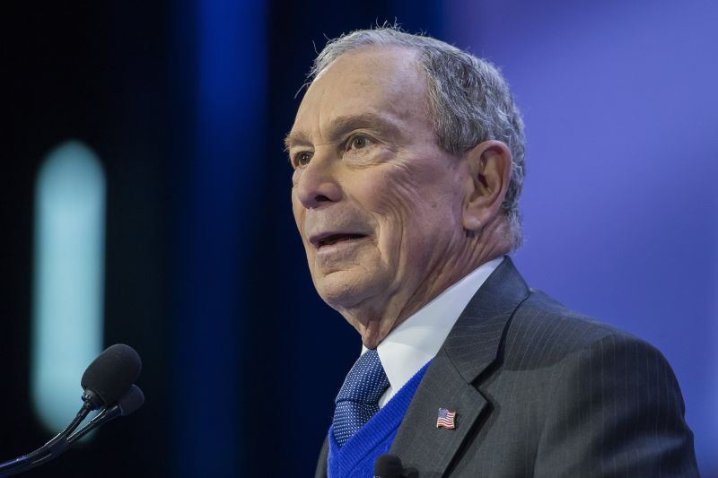 Bloomberg több millió dollárt adományoz a demokratáknak