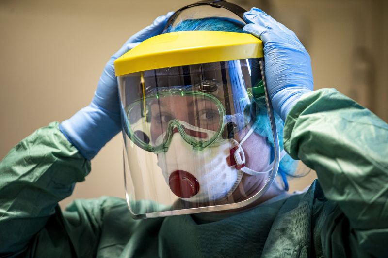 Harmincezer védőruhával és 82 ezer maszkkal megérkezett az első egészségügyi szállítmány Kínából