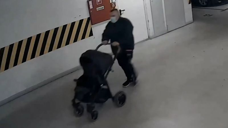 Érzéketlen: babakocsit lopott egy lépcsőházból a férfi – videó