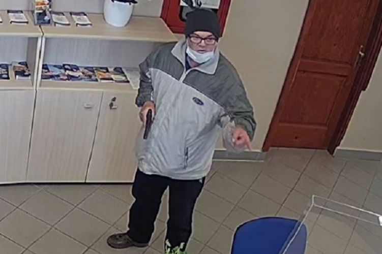 Lecsúsztatott maszkban ment bankot rabolni a pécsi fegyveres férfi – fotó