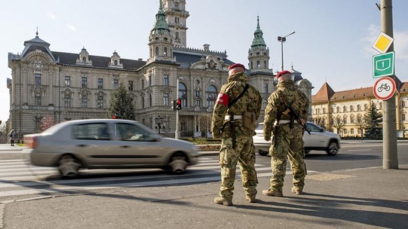 Fegyveres katonák járőröznek Győrben – képek