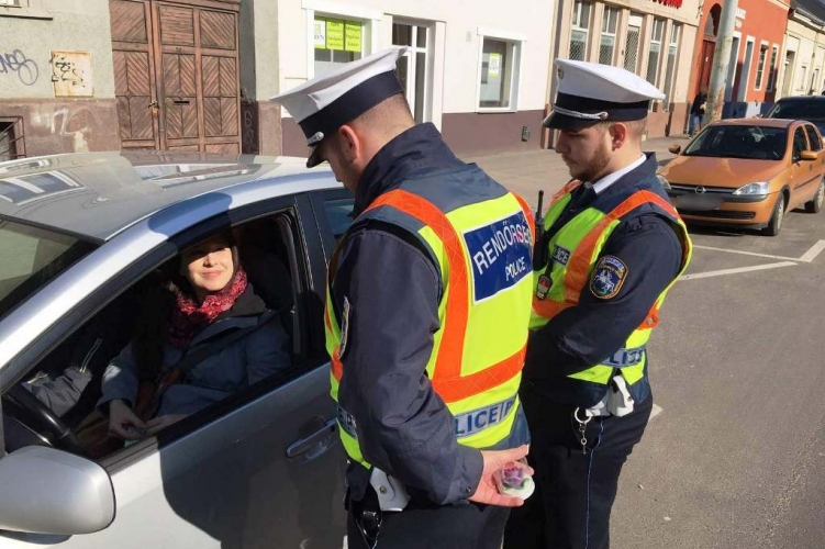 Nőnap alkalmából ajándékozták meg a szabályosan közlekedő nőket a rendőrök