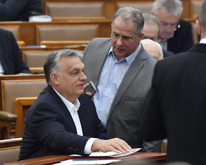 "Orbán törvénybe iktatta saját maga megkoronázását" – össztűz alá került a miniszterelnök