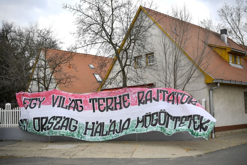 Megható üzenetekkel feszítettek ki transzparenseket a magyar egészségügyi dolgozóknak