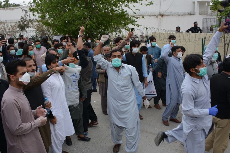 Rendőrök verték szét a hiányos felszerelés miatt tiltakozó orvosok sztrájkját