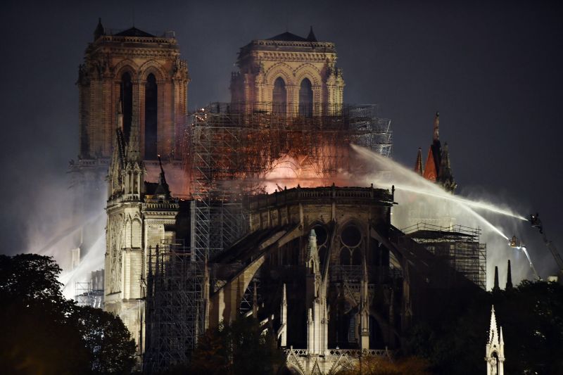 Harangozással emlékeznek a Notre-Dame tragédiájának évfordulójára