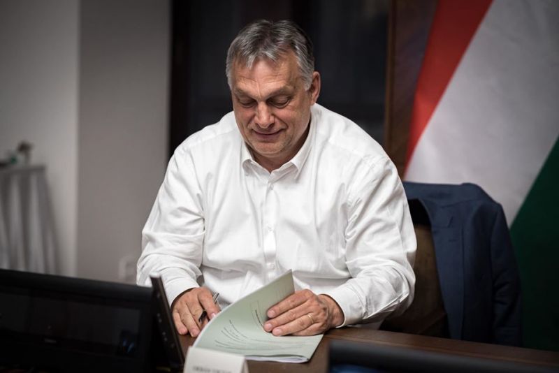 Orbán: "két-három gyerekkel otthon a panelben, vagy akár a kertes házban, az maga a dzsihád"