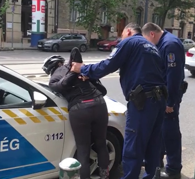 Rendőrség: ezért kellett leteperni a biciklis nőt Budapesten