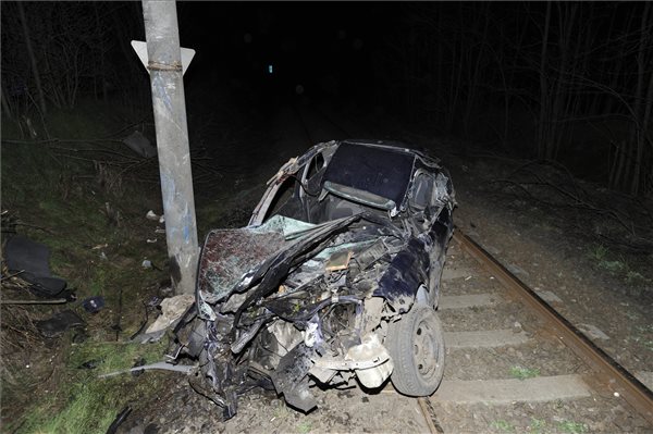 Tragédia Pest megyében: vasúti pályára zuhant egy autó, ketten meghaltak