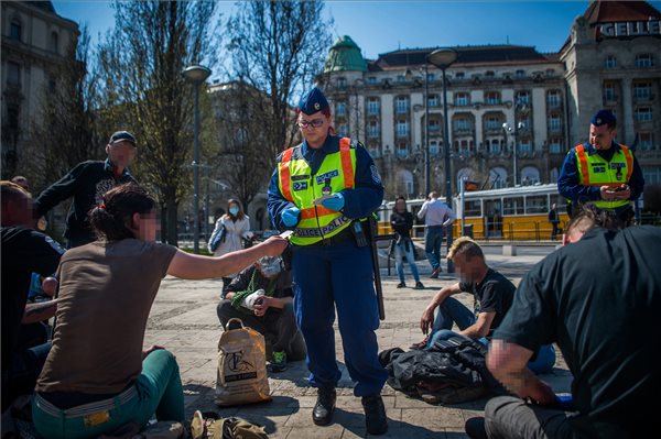 Kiosztották a köztévén a "fegyelmezetlen" budapestieket