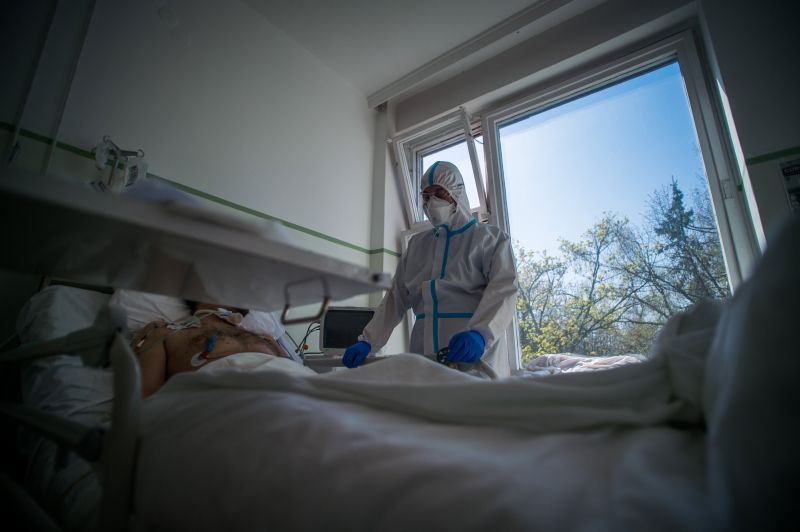Franciaországban 24 ezer fölé emelkedett a halottak száma, de csökken a betegek száma