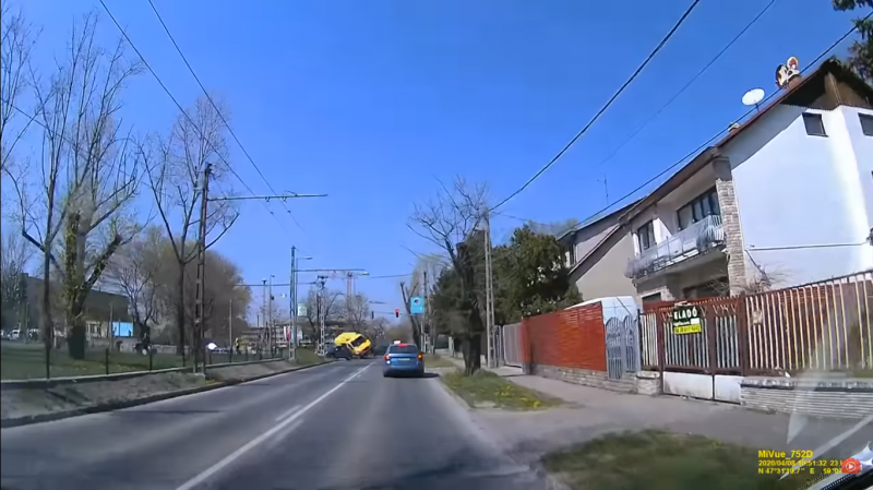 Videó: így borított mentőt a rendszám nélküli autós Zuglóban, majd lépett le