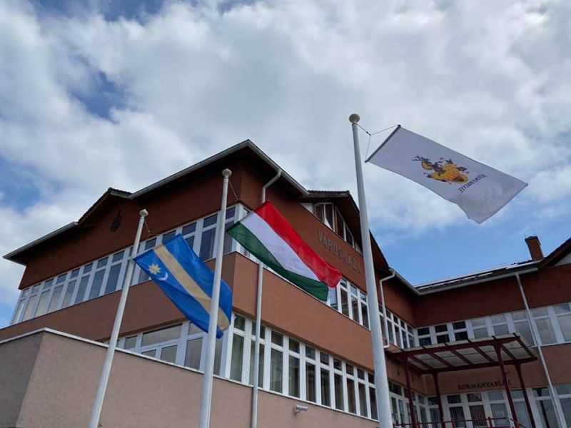 Székely zászlóra cserélte az uniós lobogót a fideszes városvezetés