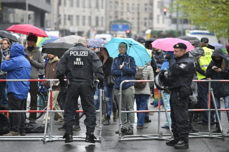 Német nagyvárosokban már tüntetnek a korlátozások ellen