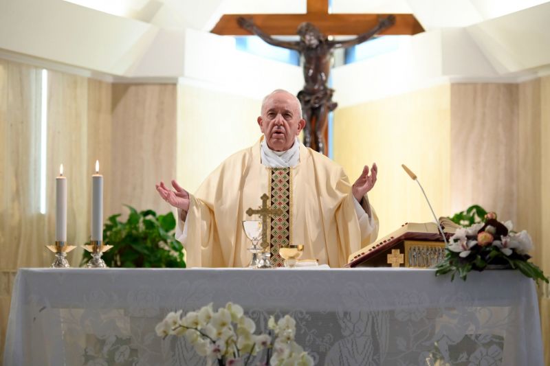 Ferenc pápa a járványból kigyógyult betegekkel imádkozik pünkösdre készülve