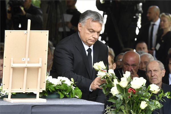 Orbán a temetési beszédében is harcot emlegetett
