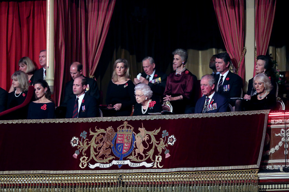 Erzsébet királynő átírta a végrendeletét – áll a bál a királyi családban