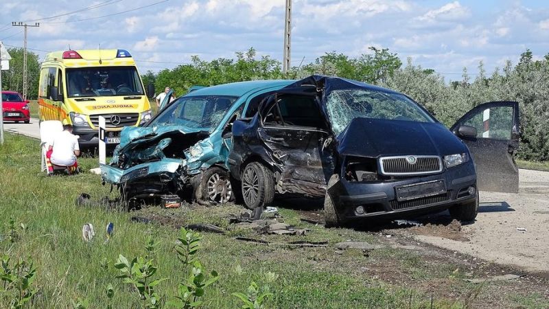 Sokkoló fotók a tiszakécskei halálos balesetről: nehéz elfelejteni az egymásba csapódott autók látványát