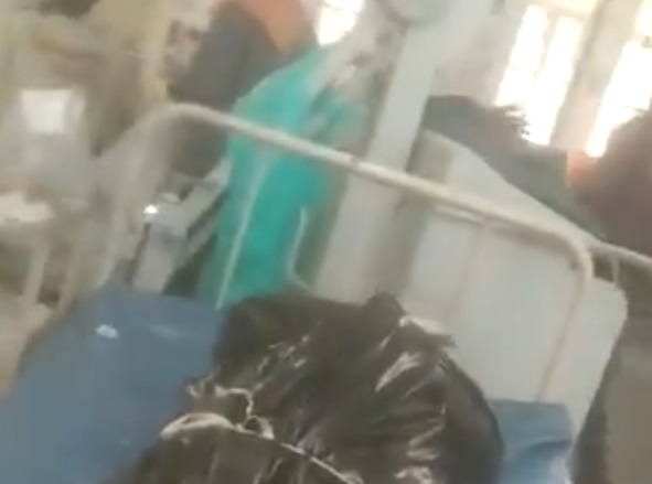 Egy kórházban a holttestek mellett kezelték a koronavírusos betegeket – itt van a kiszivárgott videó