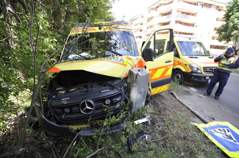 Ripityára tört egy mentő Budapesten, három embert kórházba vittek