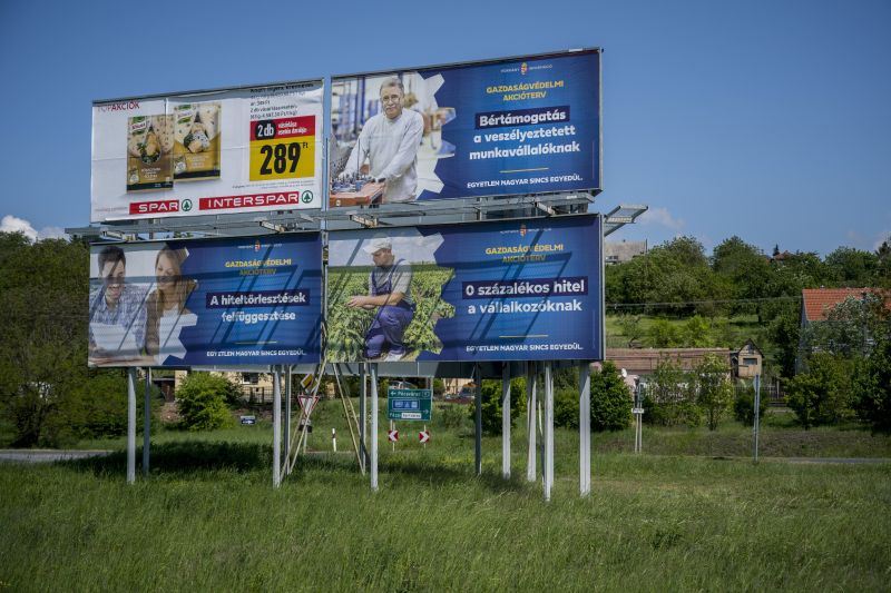 Újabb 6 milliárd forintot költ el plakátkampányra a magyar kormány