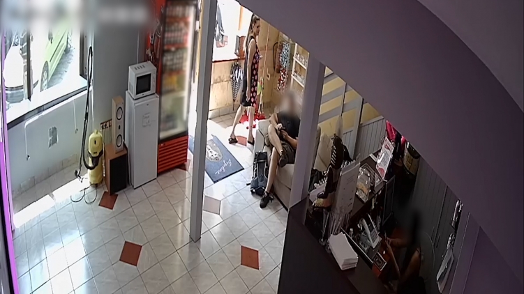 Fodrászüzletből és szoláriumból lopott egy nő, a rendőrség keresi – videó