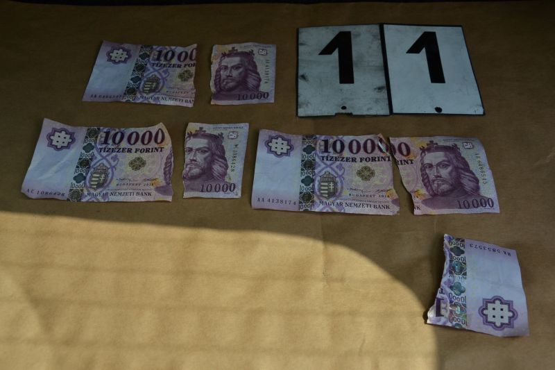Bankjegyeket tépett szét a törött üveggel fenyegetőző trafikrabló