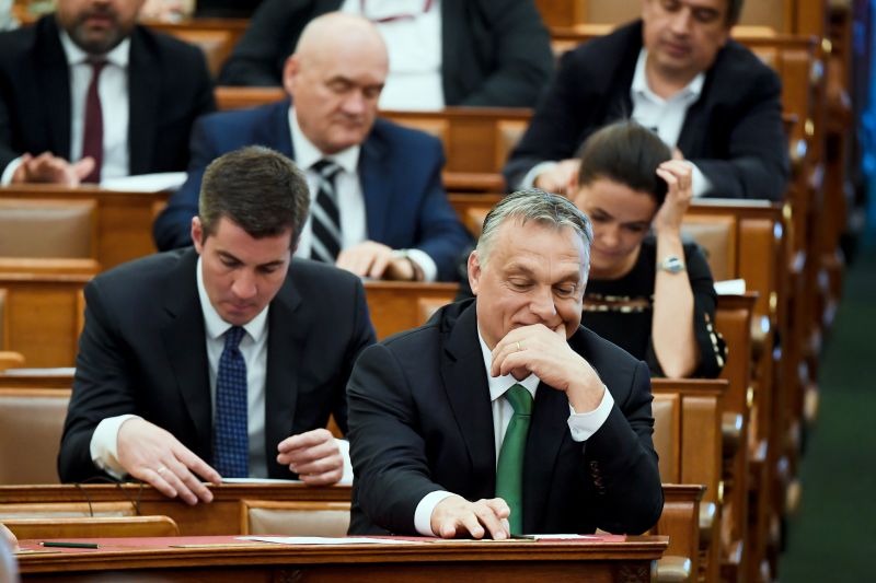 Döbbenet! Ötven forinttal megrövidítették a legrosszabbul kereső kormánytagot, Orbán Viktort!
