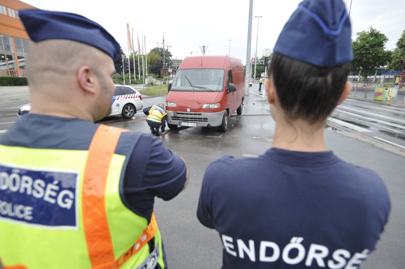Gyalogosok közé rohant a furgon Budapesten, többen megsérültek